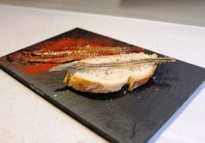 Anchoa con su raspa.