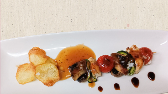 Restaurante Comomelocomo > Brocheta de pollo con verduricas y salsa teriyaki