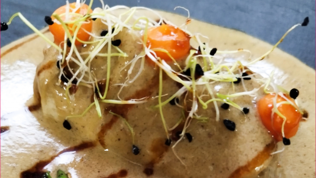 Restaurante la Pipeta > Canelón de pato del Sobrarbe trufa y foie gras reducido con crema de boniato y aguacate a la brasa