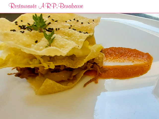 Restaurante ARP > Milhojas de ternasco, yogur, curry rojo y salsa de tomate casera