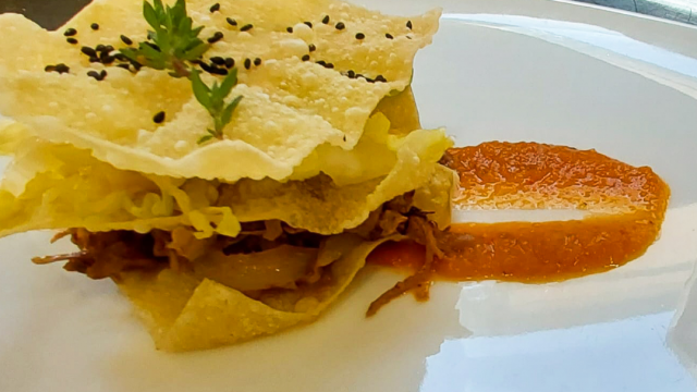 Restaurante ARP > Milhojas de ternasco, yogur, curry rojo y salsa de tomate casera