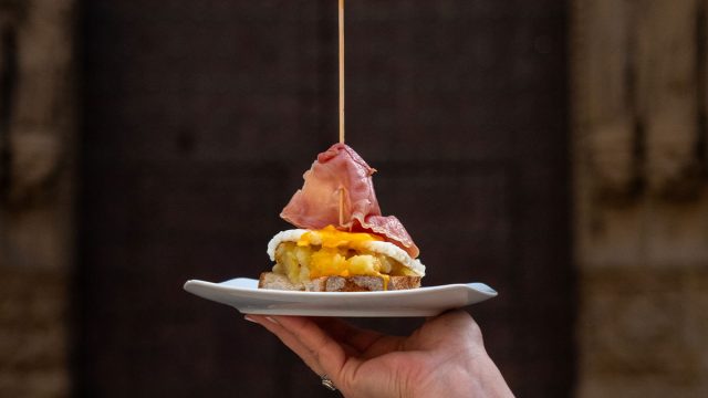 TAPA DE HUEVOS ROTOS CON JAMÓN