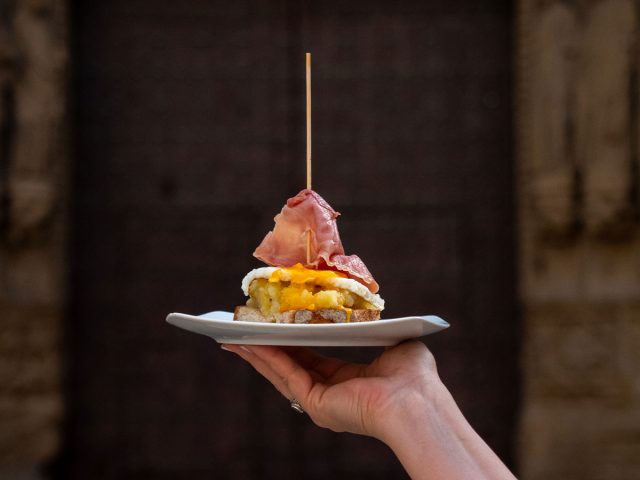 TAPA DE HUEVOS ROTOS CON JAMÓN