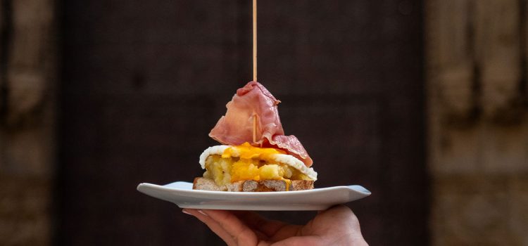 TAPA DE HUEVOS ROTOS CON JAMÓN