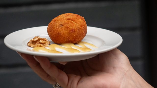 Bola de gorgonzola y nueces con coulis de pera