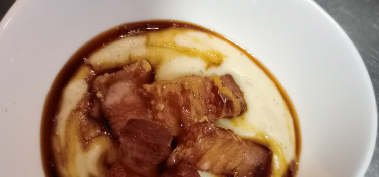 Restaurante Comomelocomo > Puré de patata trufado con corteza de jamón y teriyaki