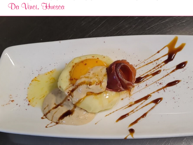 Café Bar Da Vinci > Puré de patata trufada, yema, crema de boletus y crujiente de jamón