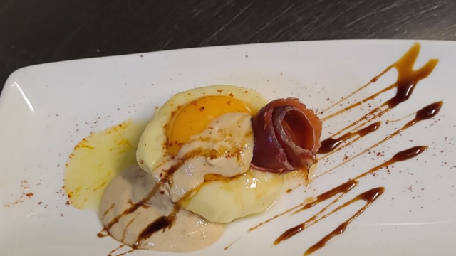 Café Bar Da Vinci > Puré de patata trufada, yema, crema de boletus y crujiente de jamón
