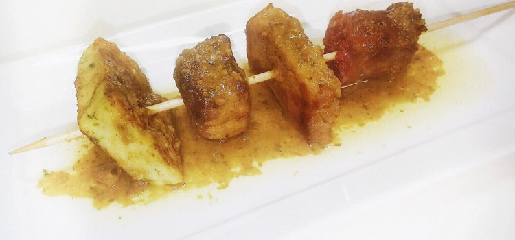 Bar Restaurante El Castillo > Brocheta de salmorrejo al estilo tradicional
