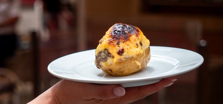 Patata rellena de setas y jamón