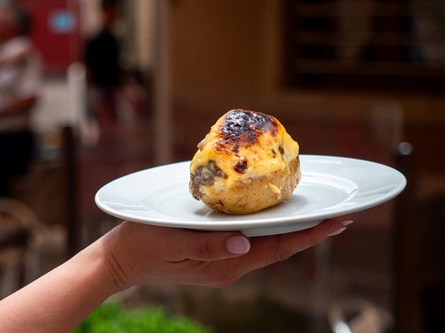 Patata rellena de setas y jamón