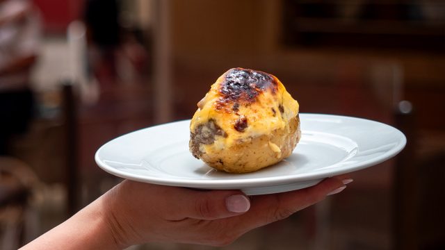 Patata rellena de setas y jamón