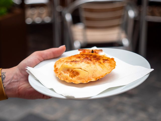 Vieira rellena de bacalao gratinada