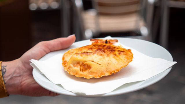 Vieira rellena de bacalao gratinada