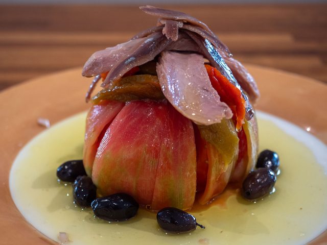 TAPA DE TOMATE ROSA CON VENTRESCA Y ACEITUNAS DE ARAGÓN