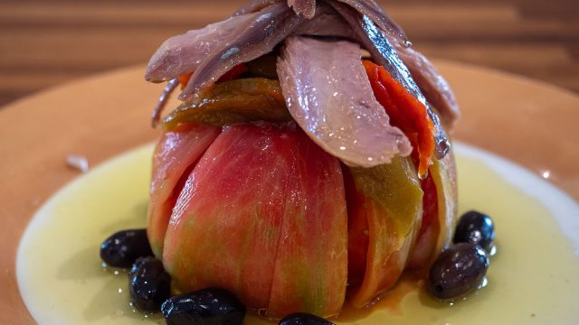 TAPA DE TOMATE ROSA CON VENTRESCA Y ACEITUNAS DE ARAGÓN