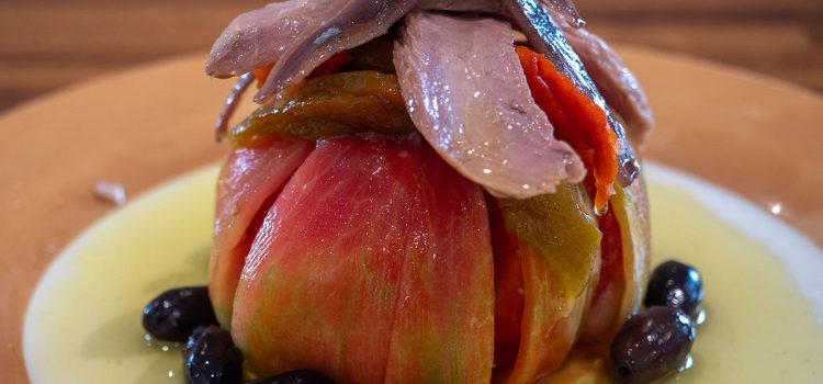 TAPA DE TOMATE ROSA CON VENTRESCA Y ACEITUNAS DE ARAGÓN