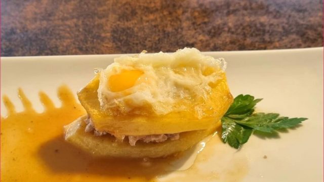 Restaurante Antillón – Hamburguesa de ternasco de Aragón con pan de patata y huevo cordorniz