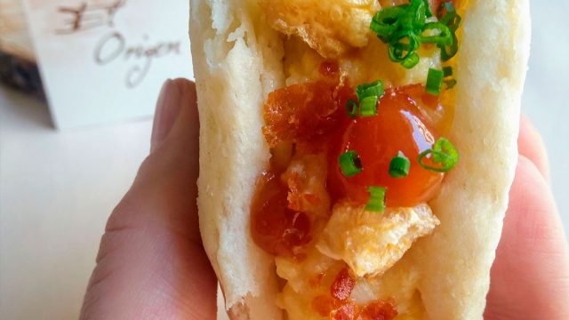 Restaurante El Origen: Bao de huevos rotos, jamón y tomate rosa