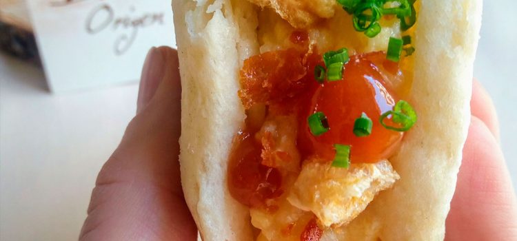 Restaurante El Origen: Bao de huevos rotos, jamón y tomate rosa