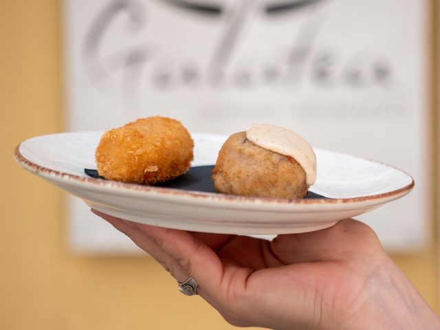 CROQUETA DE POLLO A LA CHILINDRÓN, TERNASCO JAMÓN Y SETAS. CROQUETA DE HUEVOS ROTOS CON CHORIZO