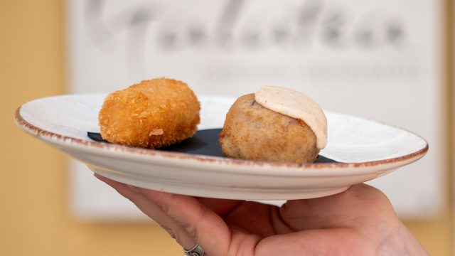 CROQUETA DE POLLO A LA CHILINDRÓN, TERNASCO JAMÓN Y SETAS. CROQUETA DE HUEVOS ROTOS CON CHORIZO