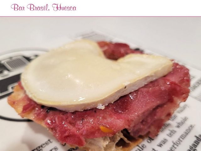 Restaurante Tres Caminos > Tostada crujiente de cabeza de jabalí y queso de Radiquero