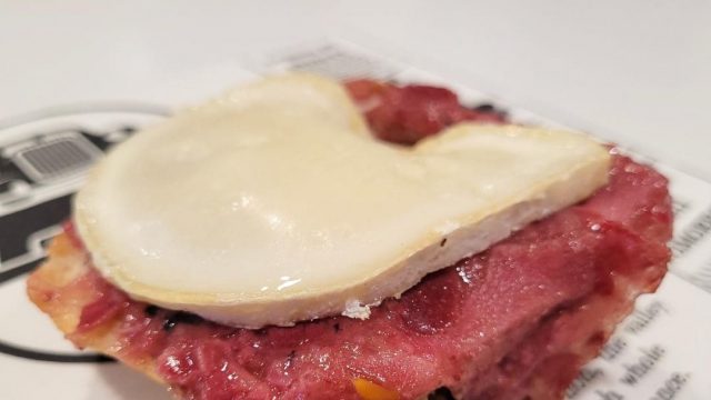 Restaurante Tres Caminos > Tostada crujiente de cabeza de jabalí y queso de Radiquero