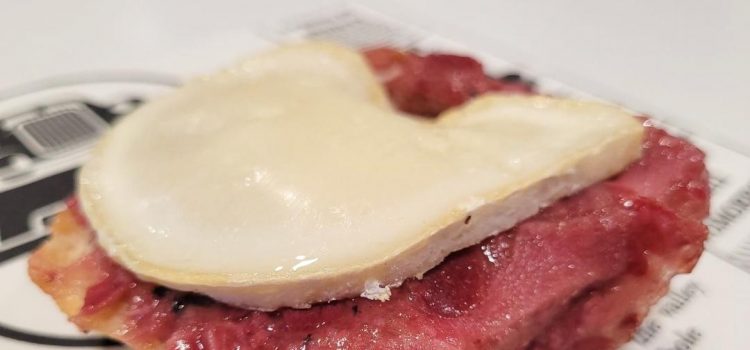 Restaurante Tres Caminos > Tostada crujiente de cabeza de jabalí y queso de Radiquero