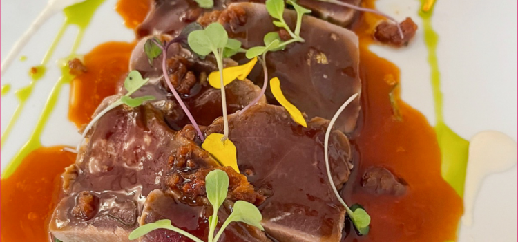 Restaurante El Cobertizo >  Tataky de atún, tomate rosa y vinagreta de guindilla