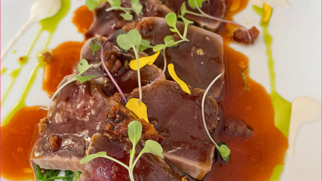 Restaurante El Cobertizo >  Tataky de atún, tomate rosa y vinagreta de guindilla