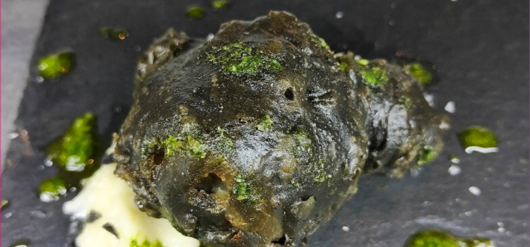 Galeón Café y Copas > Bacalao con crujiente de calamar en cama de ajos al horno