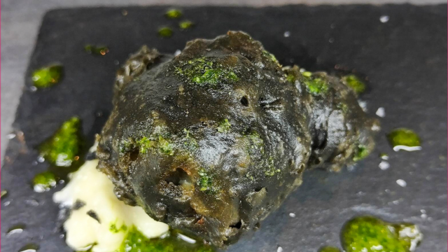 Galeón Café y Copas > Bacalao con crujiente de calamar en cama de ajos al horno