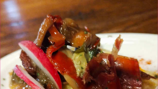 Galeón Café y Copas > Ternasco de Aragón con hortalizas, setas de temporada, Jamón de Teruel y foie