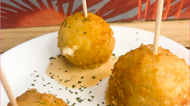 La Bodeguita > Bola de queso con jalapeños