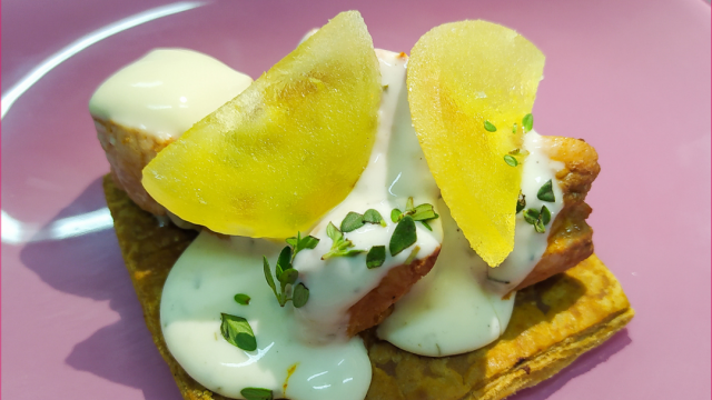 Cafetín Pasteleria Trallero > Hojaldre templado, dados de pollo y crema de queso azul con pera caramelizada