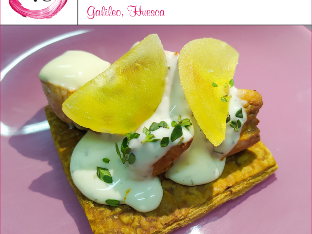 Cafetín Pasteleria Trallero > Hojaldre templado, dados de pollo y crema de queso azul con pera caramelizada