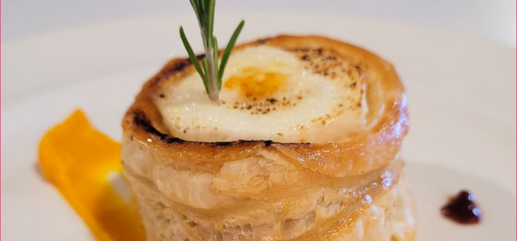 Restaurante Tres Caminos > Hojaldre de queso río Vero con cebolla caramelizada y salsa de trufa