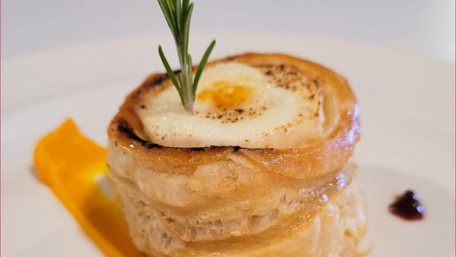 Restaurante Tres Caminos > Hojaldre de queso río Vero con cebolla caramelizada y salsa de trufa