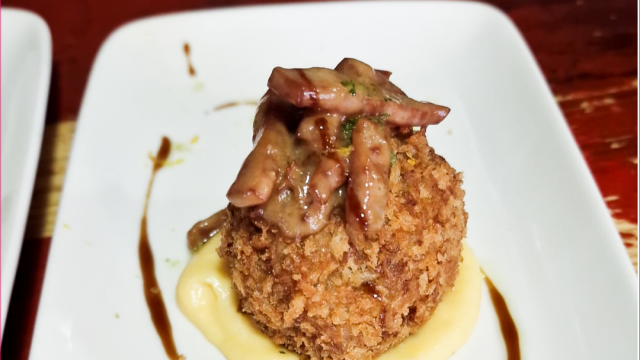 Restaurante Comomelocomo > Bolita de risotto con salsa cheddar