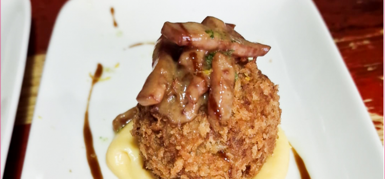 Restaurante Comomelocomo > Bolita de risotto con salsa cheddar