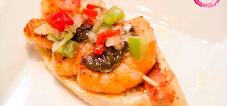 Restaurante Alcanadre > Brocheta de gambas con panceta y vinagreta de pimientos.