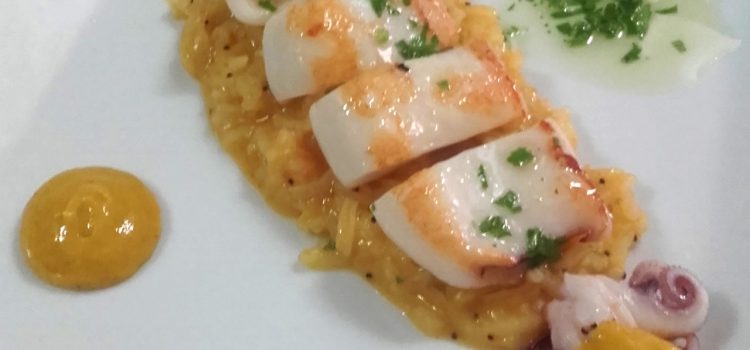 Restaurante Alcanadre > Chipirón al tikka masala, aceite de perejil y mango.